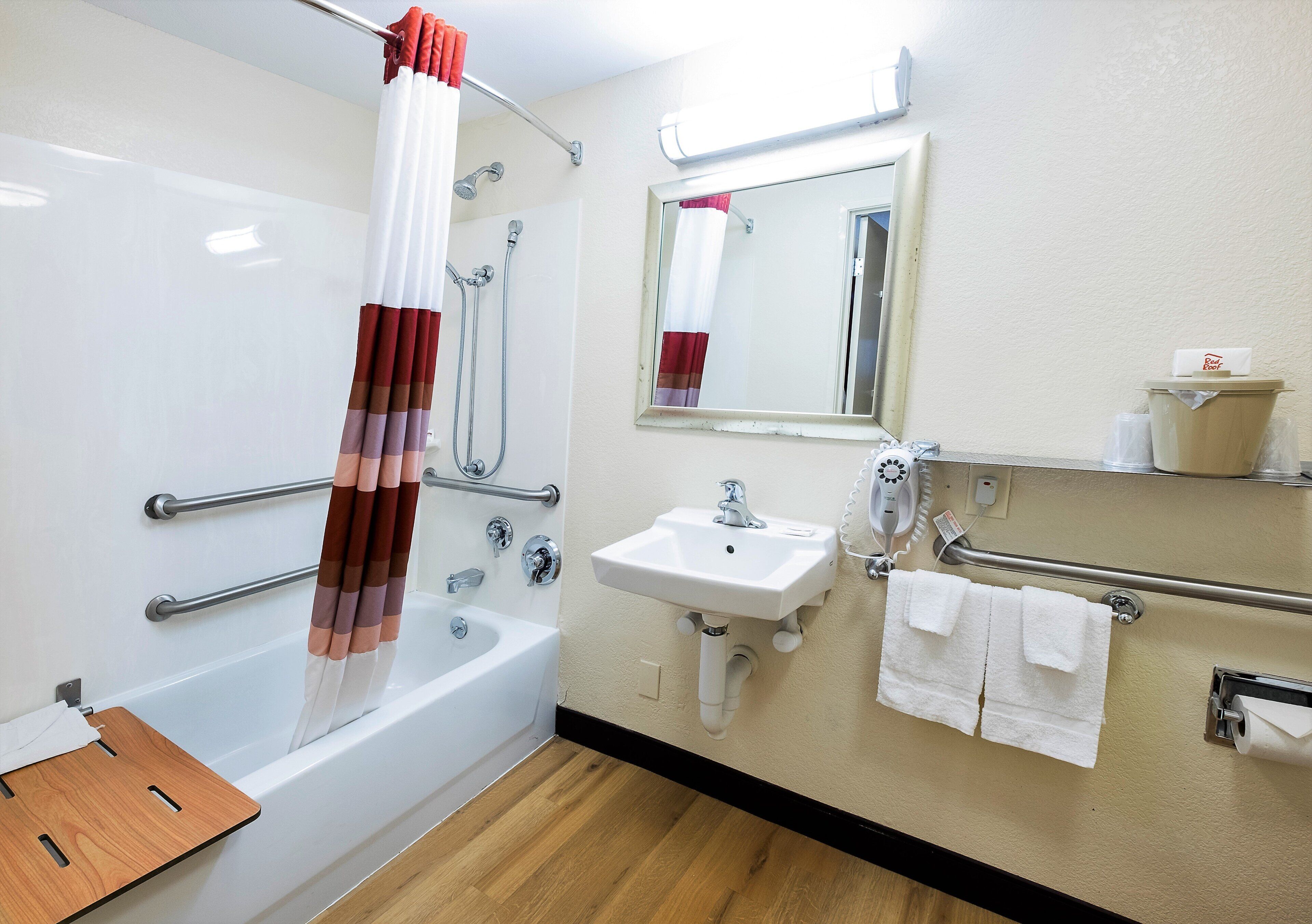 Superior Room, 1 King Bed, Accessible (Smoke Free) | Bathroom