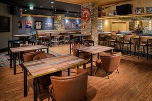 2 bars/lounges, lobbylounge, sportbar