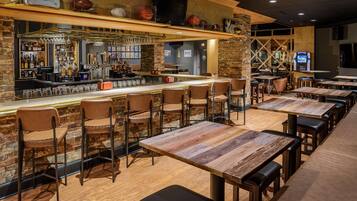 2 bars/lounges, lobby lounge, sports bar