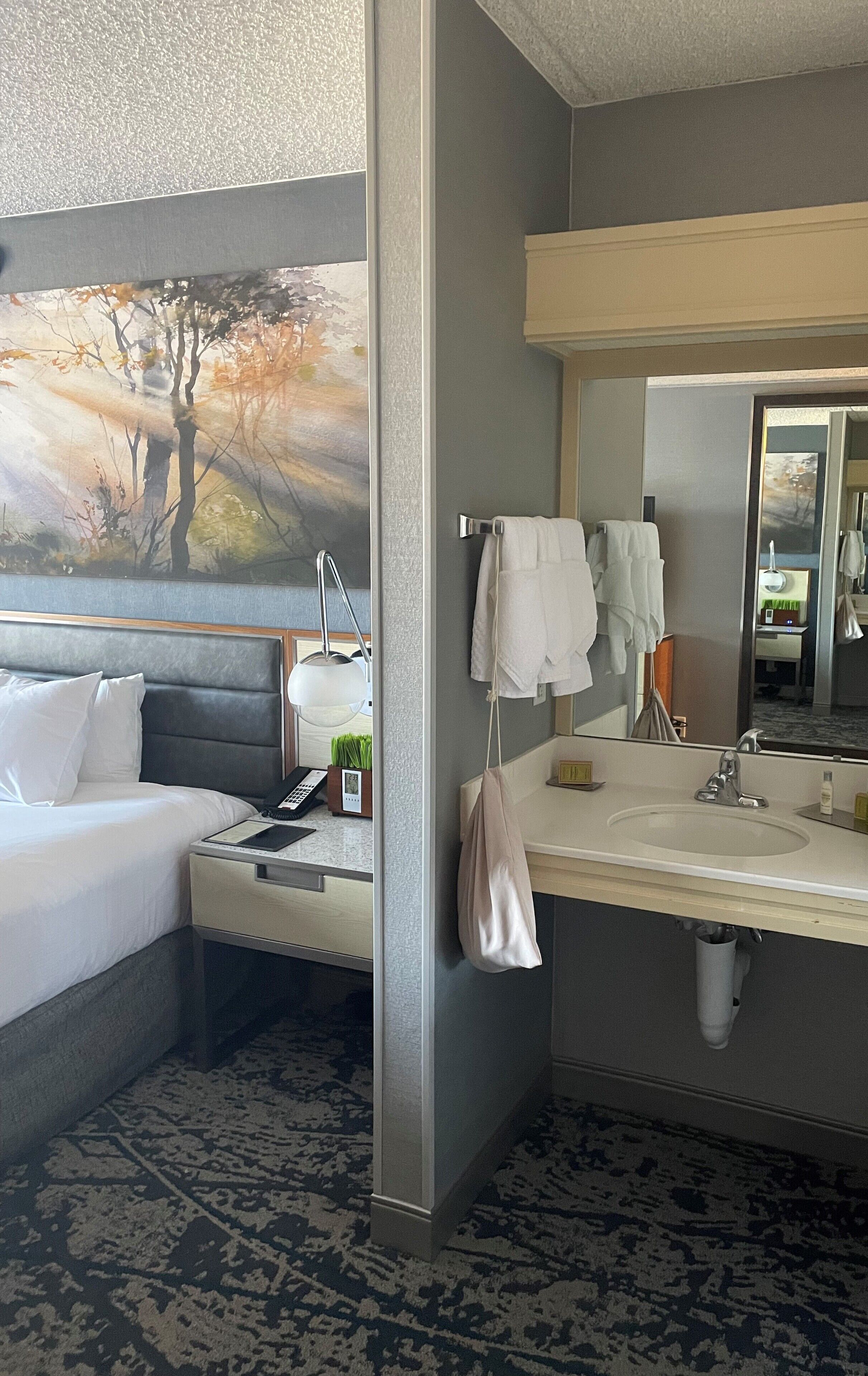 客房內保險箱、書桌、筆電工作空間、遮光布/窗簾