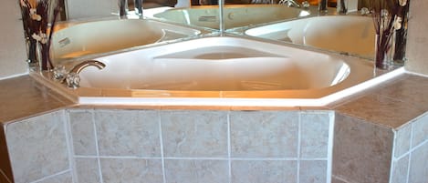 Deluxe Room, 1 King Bed, Refrigerator & Microwave | Desk, laptop workspace, iron/ironing board, free WiFi