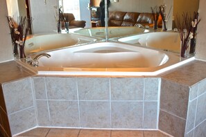 Deluxe Room, 1 King Bed, Refrigerator & Microwave | 1 bedroom, desk, laptop workspace, iron/ironing board