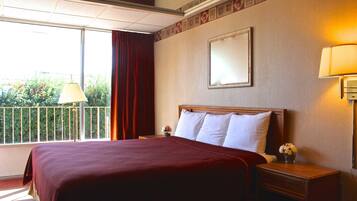 Desk, laptop workspace, iron/ironing board, free WiFi