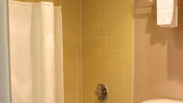 Une salle de bain avec une baignoire, des toilettes et un rideau de douche.