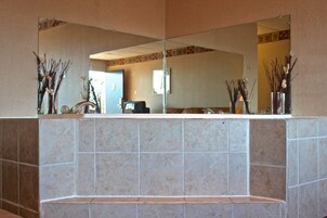 Bañera con ducha, artículos de tocador gratuitos, secador de pelo