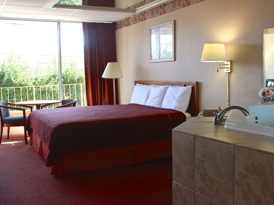 Deluxe Room, 1 King Bed, Refrigerator & Microwave | Desk, laptop workspace, iron/ironing board, free WiFi