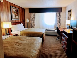 Escritorio, espacio para trabajar con laptop y cortinas blackout 