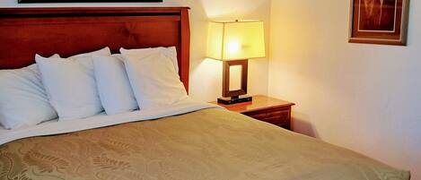 Queen non-smoking | Desk, laptop workspace, blackout drapes, free WiFi