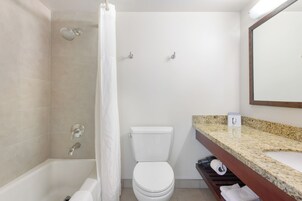 Un baño con ducha, inodoro y lavamanos.