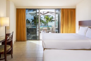 Chambre, 2 grands lits, en bord de piscine (Lanai) | Coffres-forts dans les chambres, rideaux occultants
