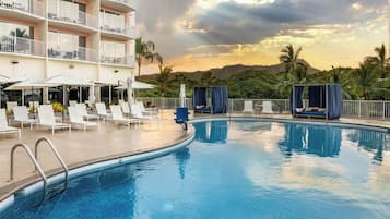 Piscina externa, funciona das 8h às 19h, barracas de cortesia