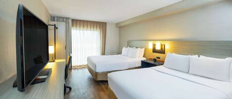 Skrivebord, strykejern/-brett og barnesenger (inkludert)