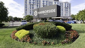 Un gran edificio de hotel con un letrero que dice "Harborside" y "axon hill".