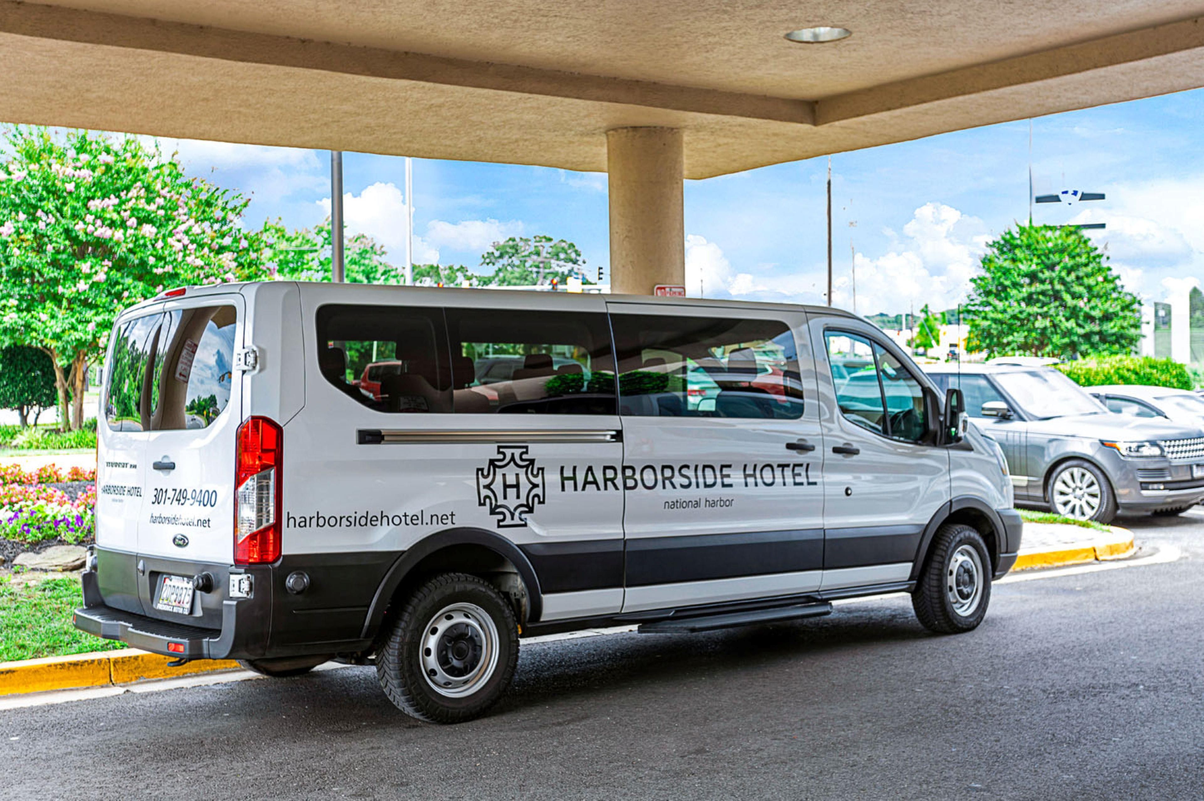 Un fourgon blanc arborant l’inscription « HARBORSIDE HOTEL » était stationné sous un abri.