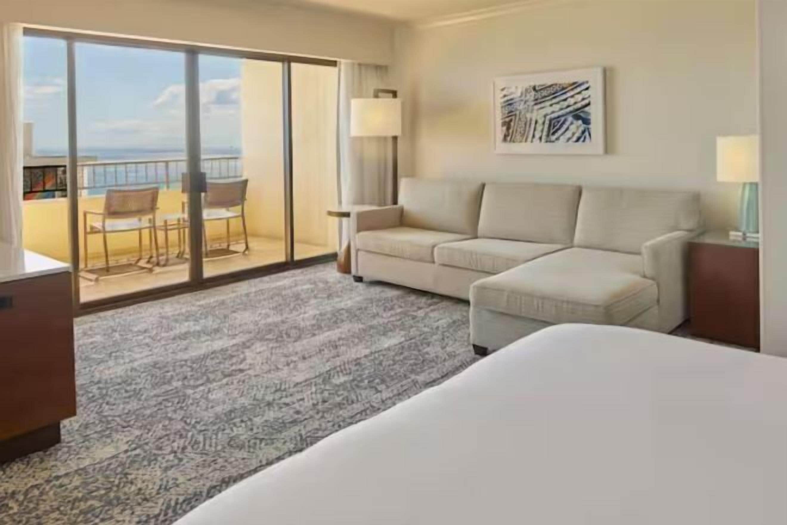 高級寢具、房內夾萬、書桌、手提電腦工作空間