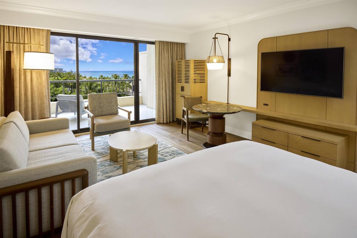 Habitación, 1 cama de matrimonio grande, vistas al mar (Ali'i Tower, Private check-in) | Zona de estar | Televisión de pantalla plana de 55 pulgadas con canales por cable