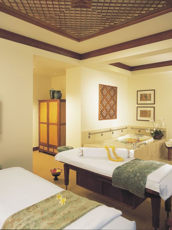 Couples treatment rooms, hot tub, body treatments, aromatherapy