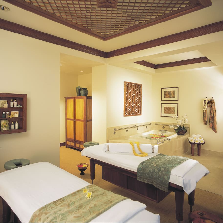 Couples treatment rooms, hot tub, body treatments, aromatherapy