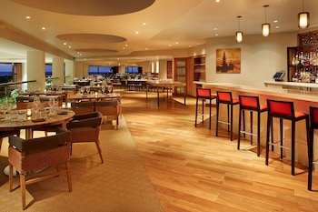 6 bars/lounges, 2 poolside bars at Hilton Hawaiian Village Waikiki Beach Resort