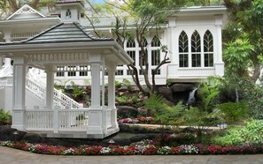 A gazebo with a staircase, surrounded by a garden with various plants and flowers. - Hilton Hawaiian Village Waikiki Beach Resort (Honolulu)