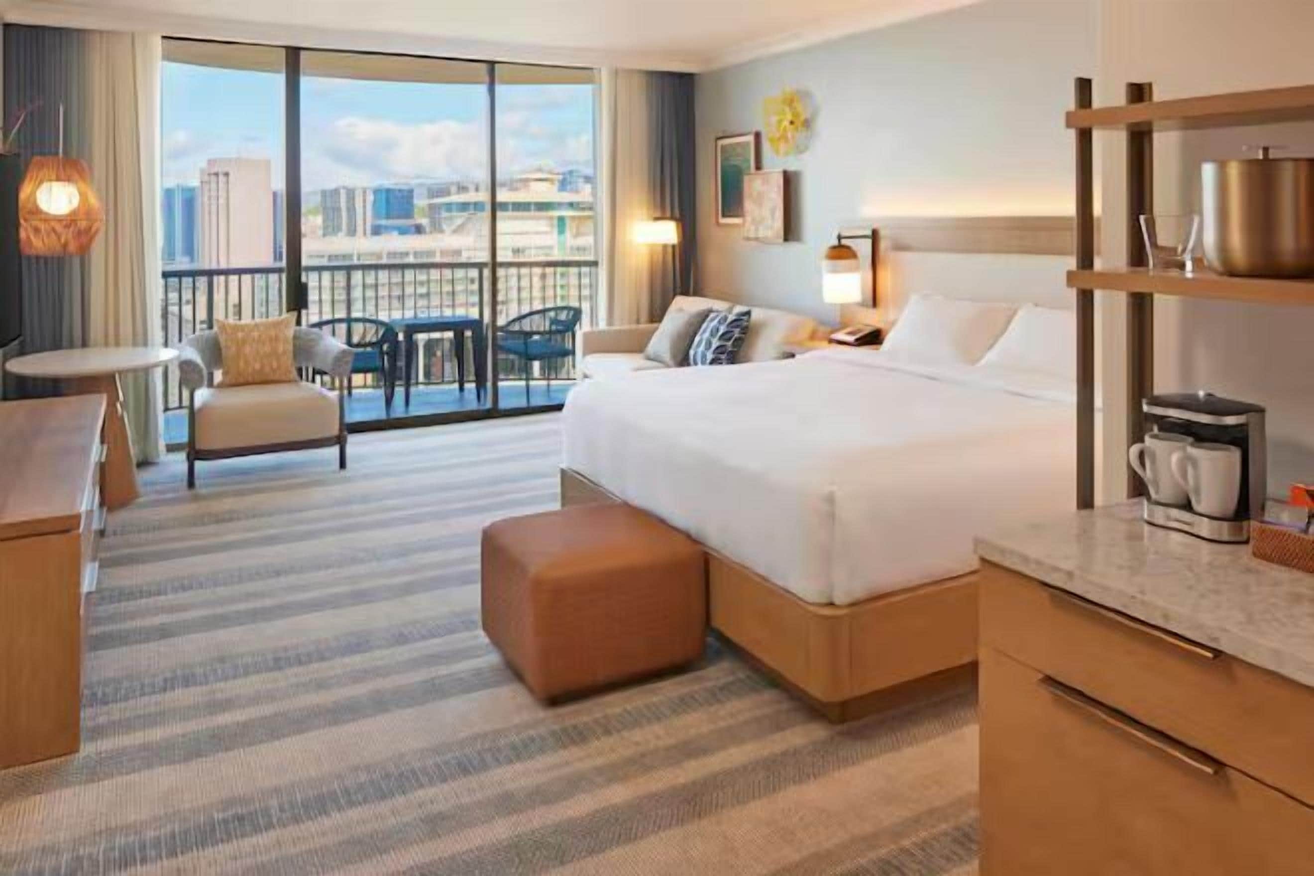 高級寢具、房內夾萬、書桌、手提電腦工作空間