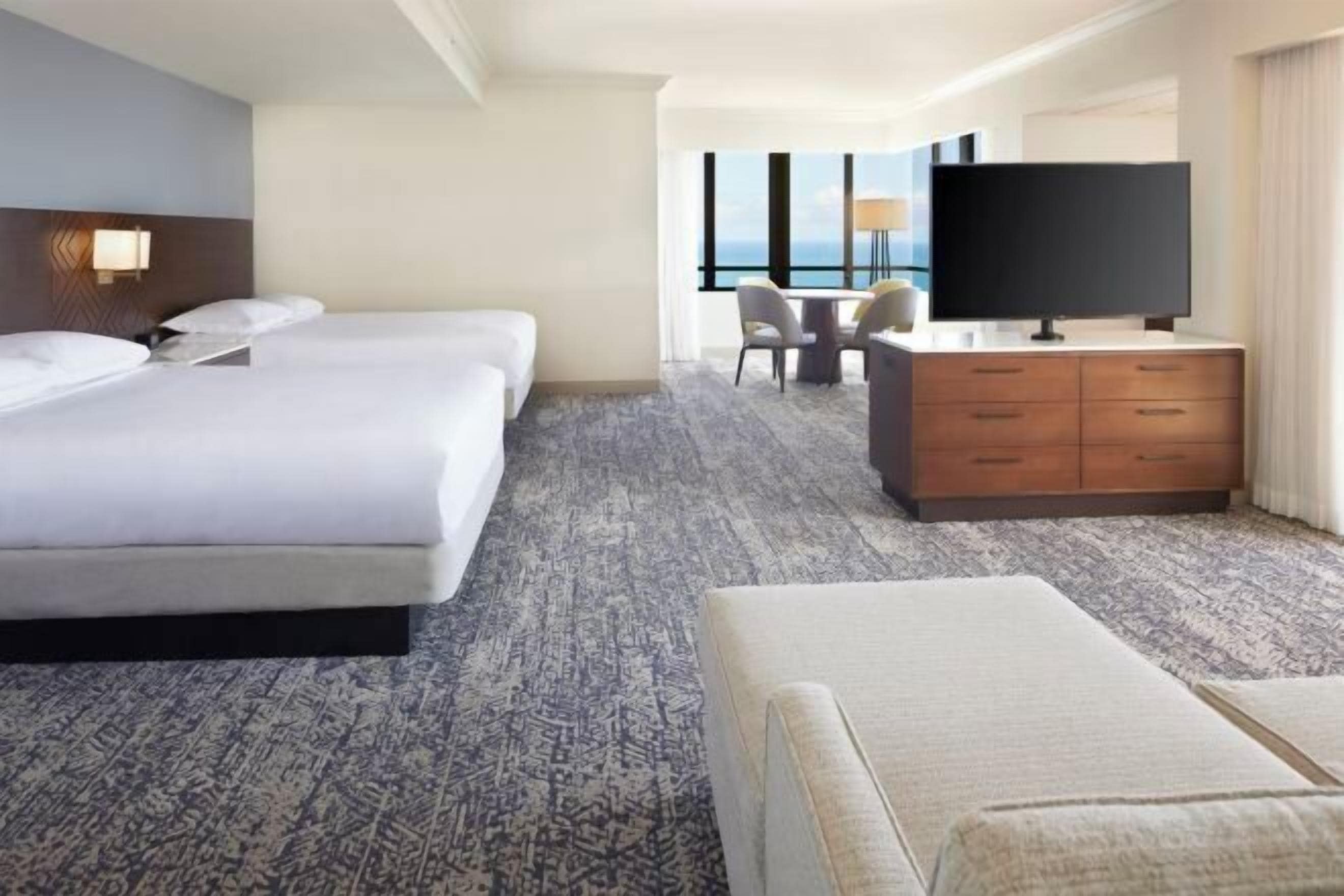 高級寢具、房內夾萬、書桌、手提電腦工作空間