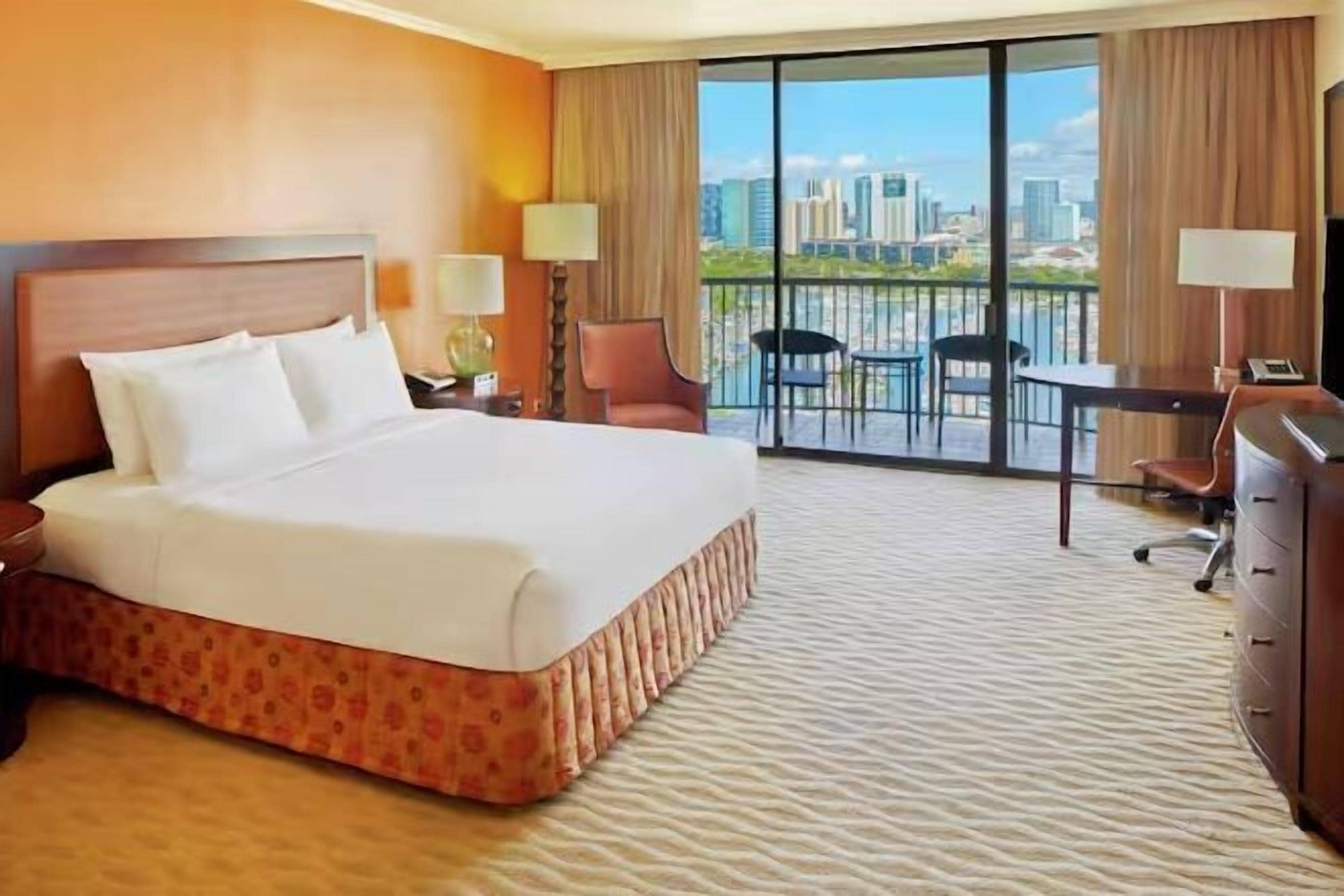 高級寢具、房內夾萬、書桌、手提電腦工作空間