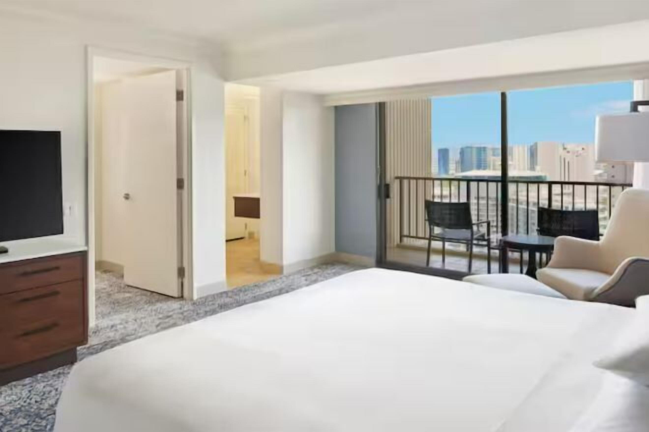 高級寢具、房內夾萬、書桌、手提電腦工作空間