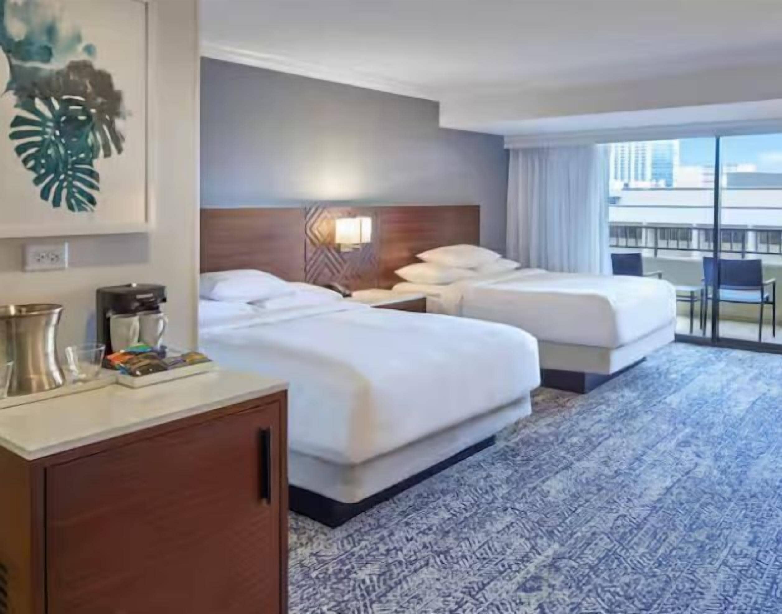 高級寢具、房內  夾萬、書桌、手提電腦工作空間