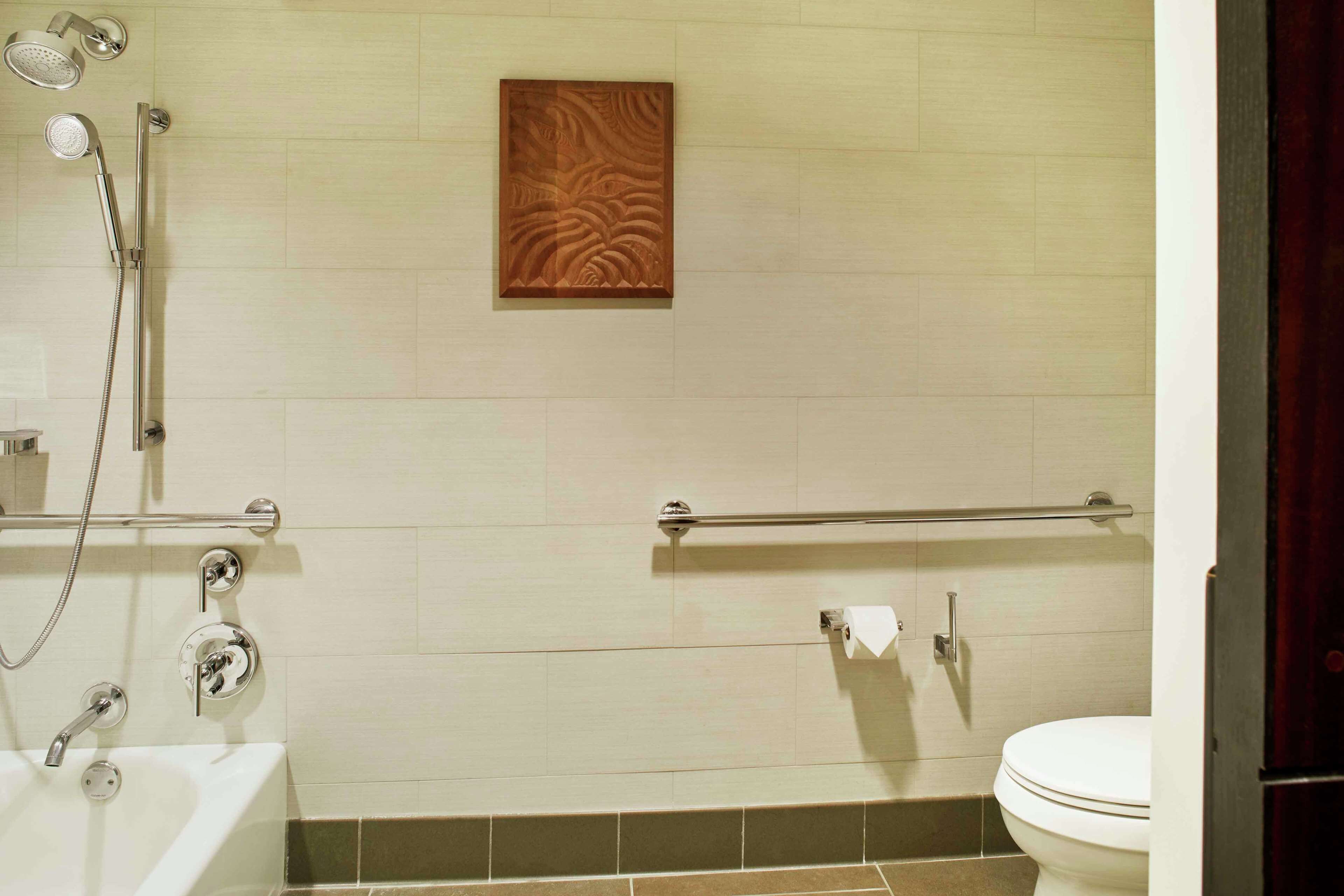 客房, 1 張特大雙人床, 度假村景 (Ali'i Tower, Private check-in) | 浴室 | 名牌梳洗用品、風筒、提供毛巾