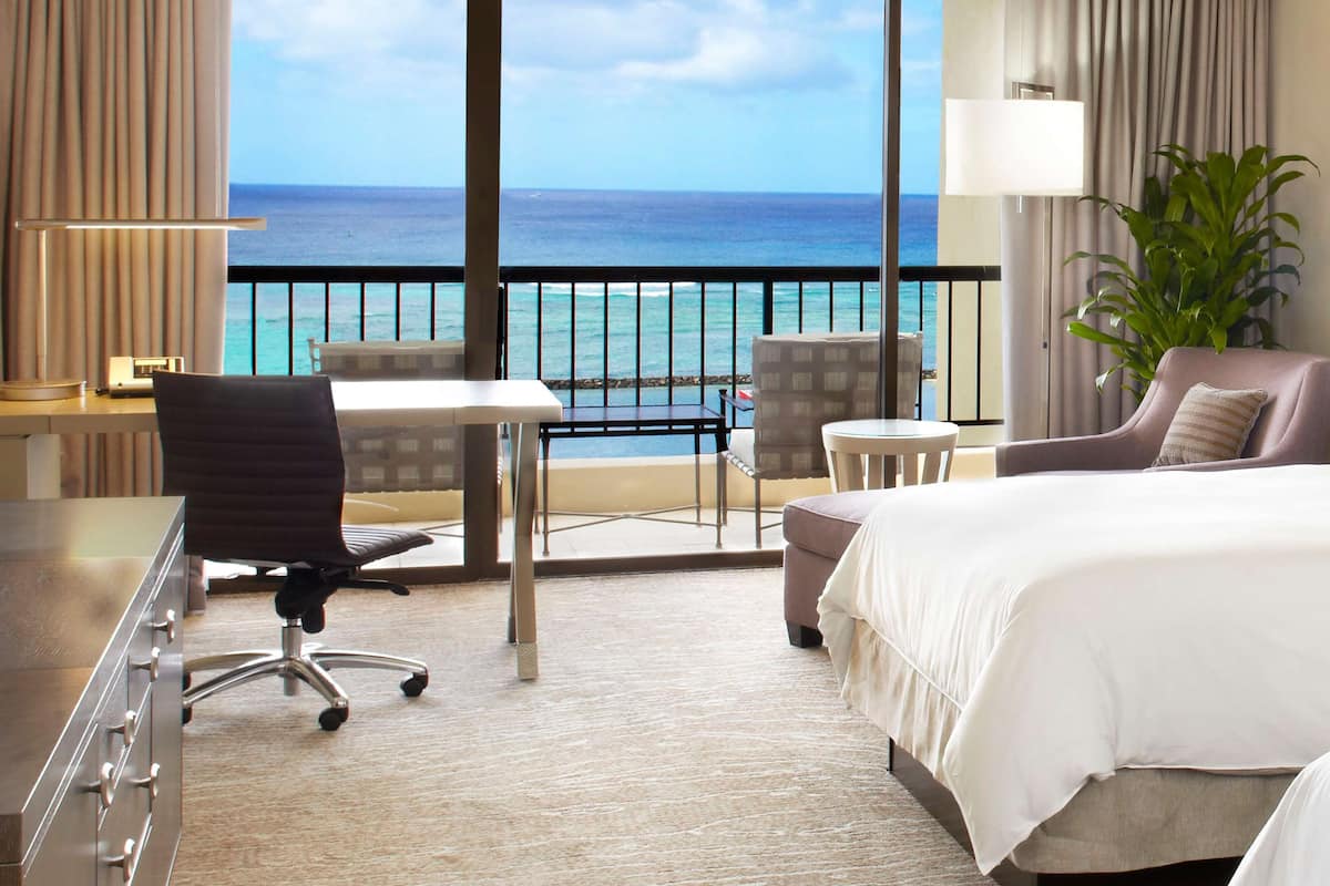 Phòng Suite, 1 phòng ngủ, 2 phòng tắm, cao tầng (Ali'i Tower, Private check-in) | 1 phòng ngủ, bộ đồ giường cao cấp, két bảo mật tại phòng, bàn