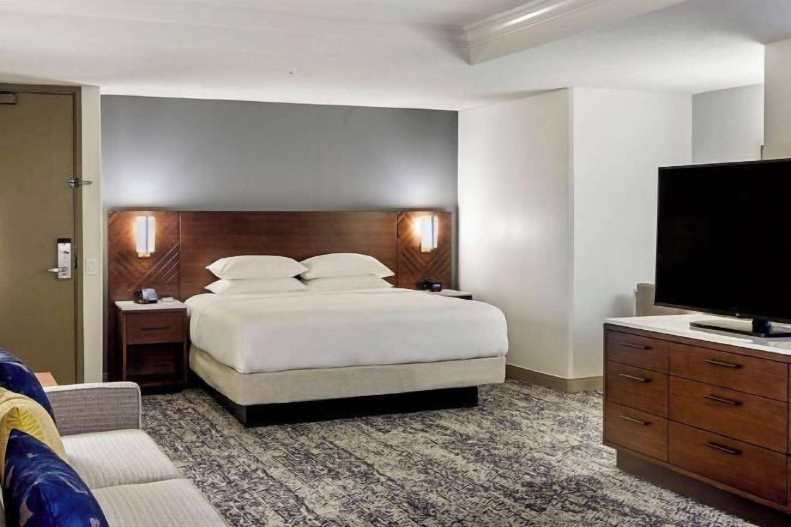 高級寢具、房內夾萬、書桌、手提電腦工作空間