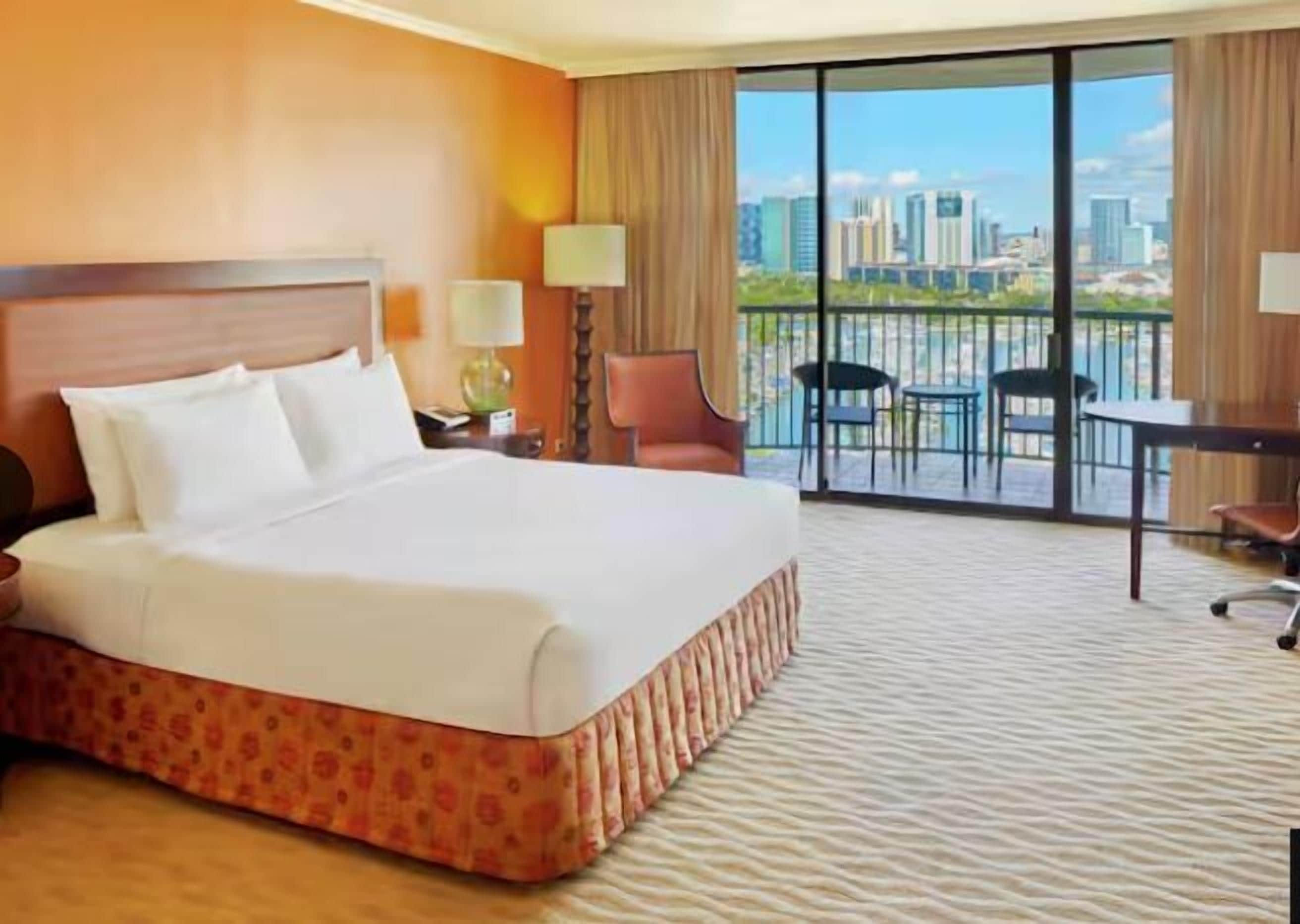 高級寢具、房內夾萬、書桌、手提電腦工作空間