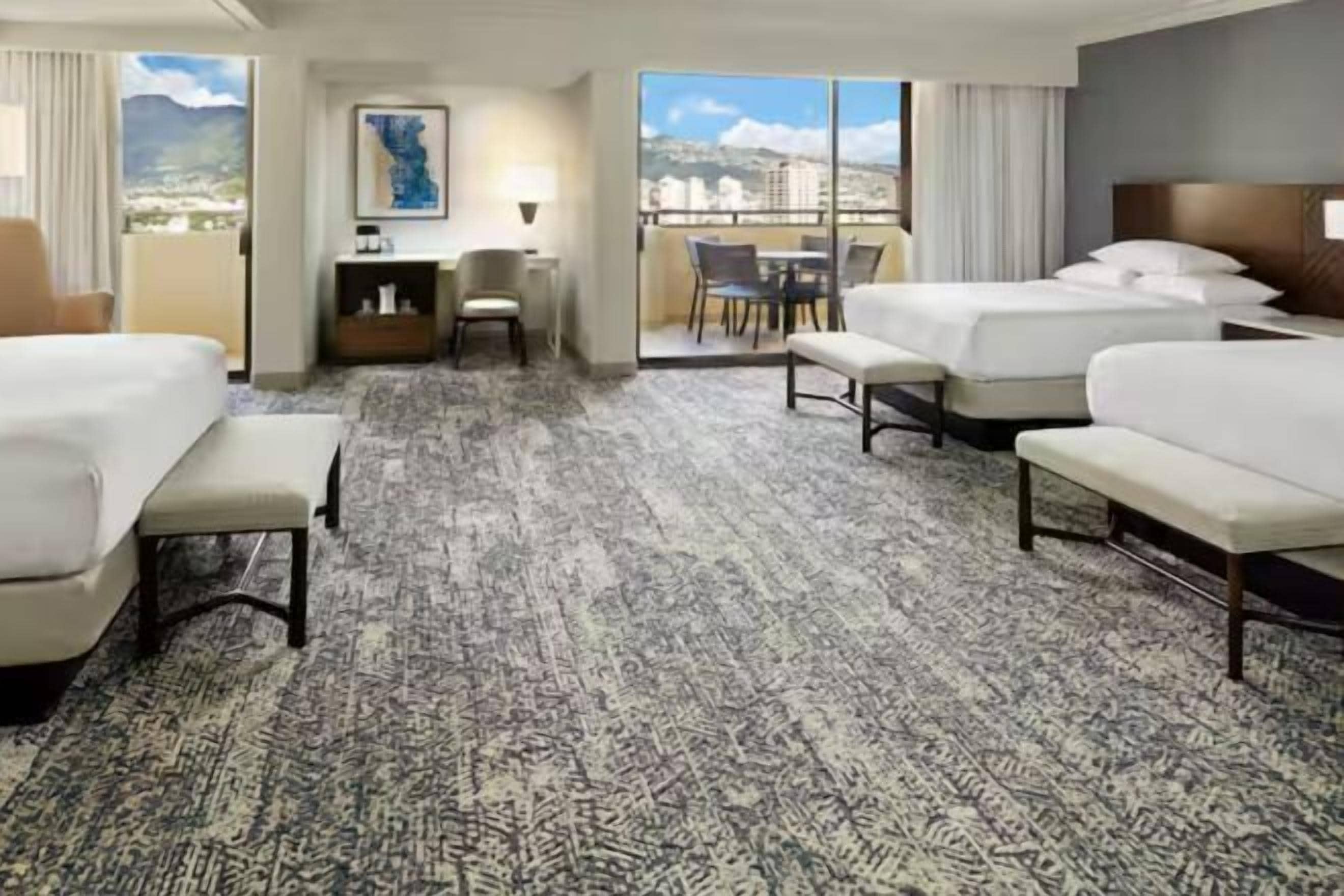 高級寢具、房內夾萬、書桌、手提電腦工作空間