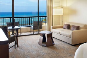 Room, 1 King Bed, Oceanfront (Ali'i Tower, Private check-in) | Premium bedding, in-room safe, desk, laptop workspace