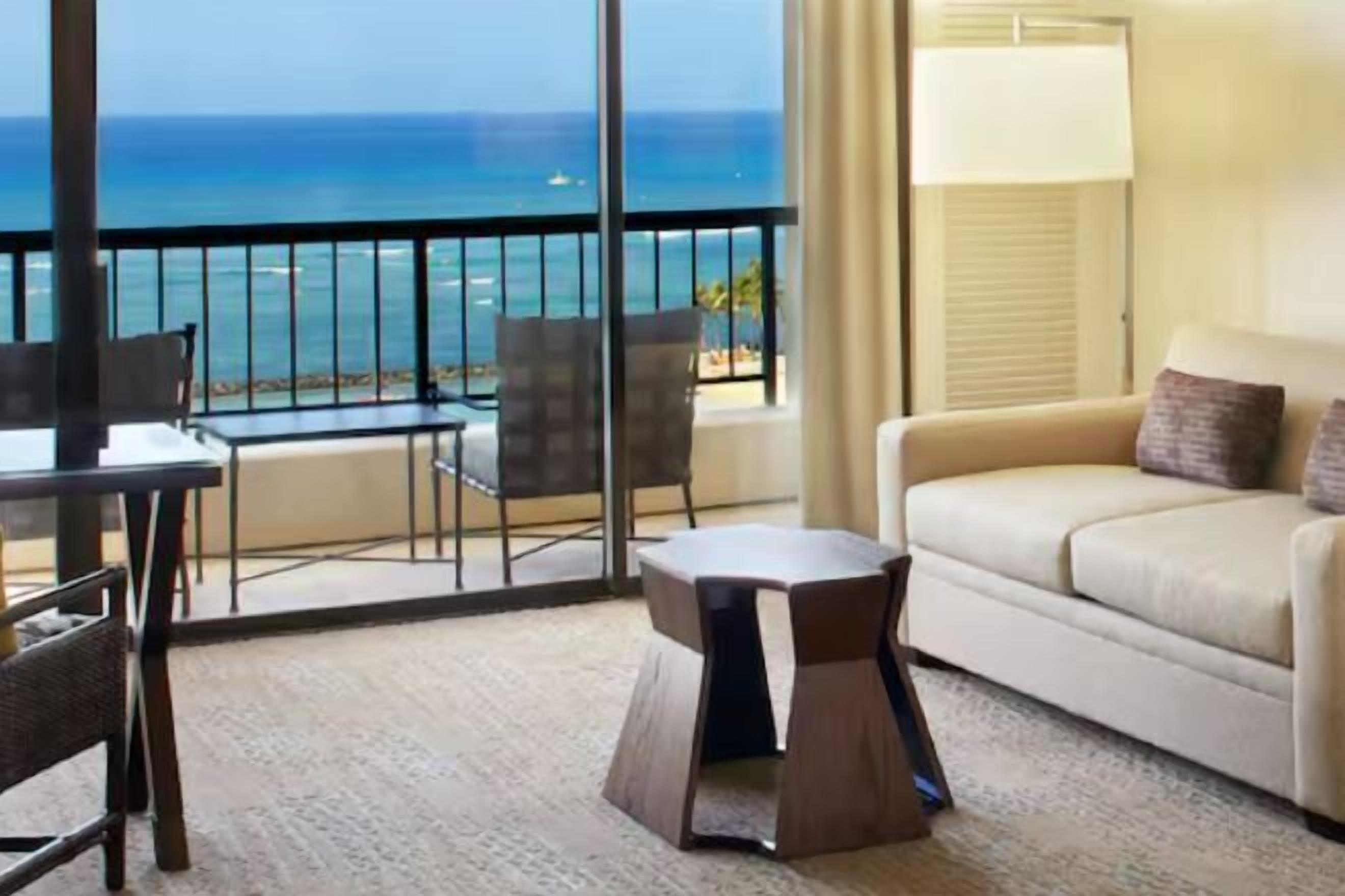 客廳 | 55 吋平面電視連有線電視頻道、電視、DVD 播放機