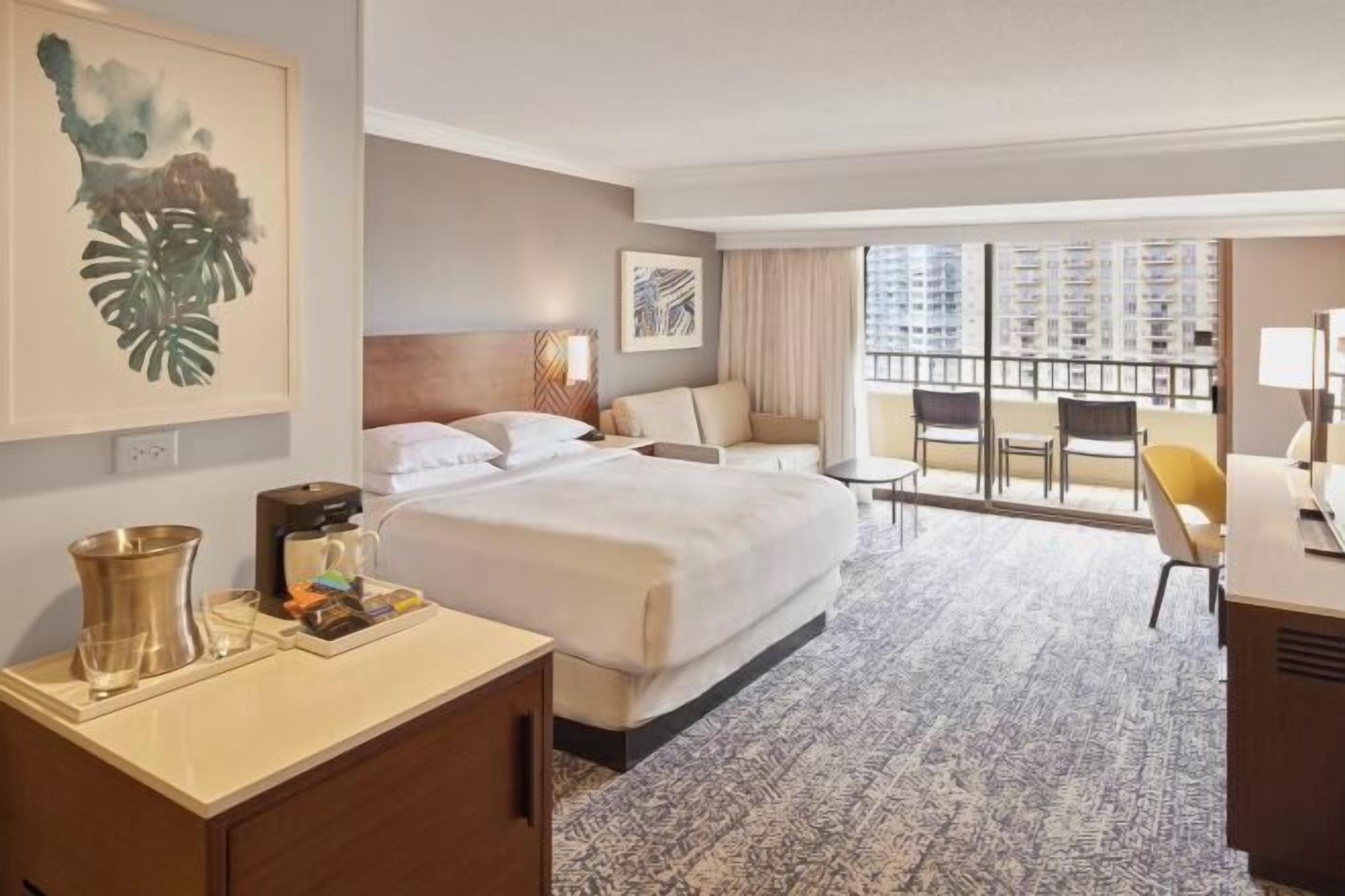 高級寢具、房內夾萬、書桌、手提電腦工作空間