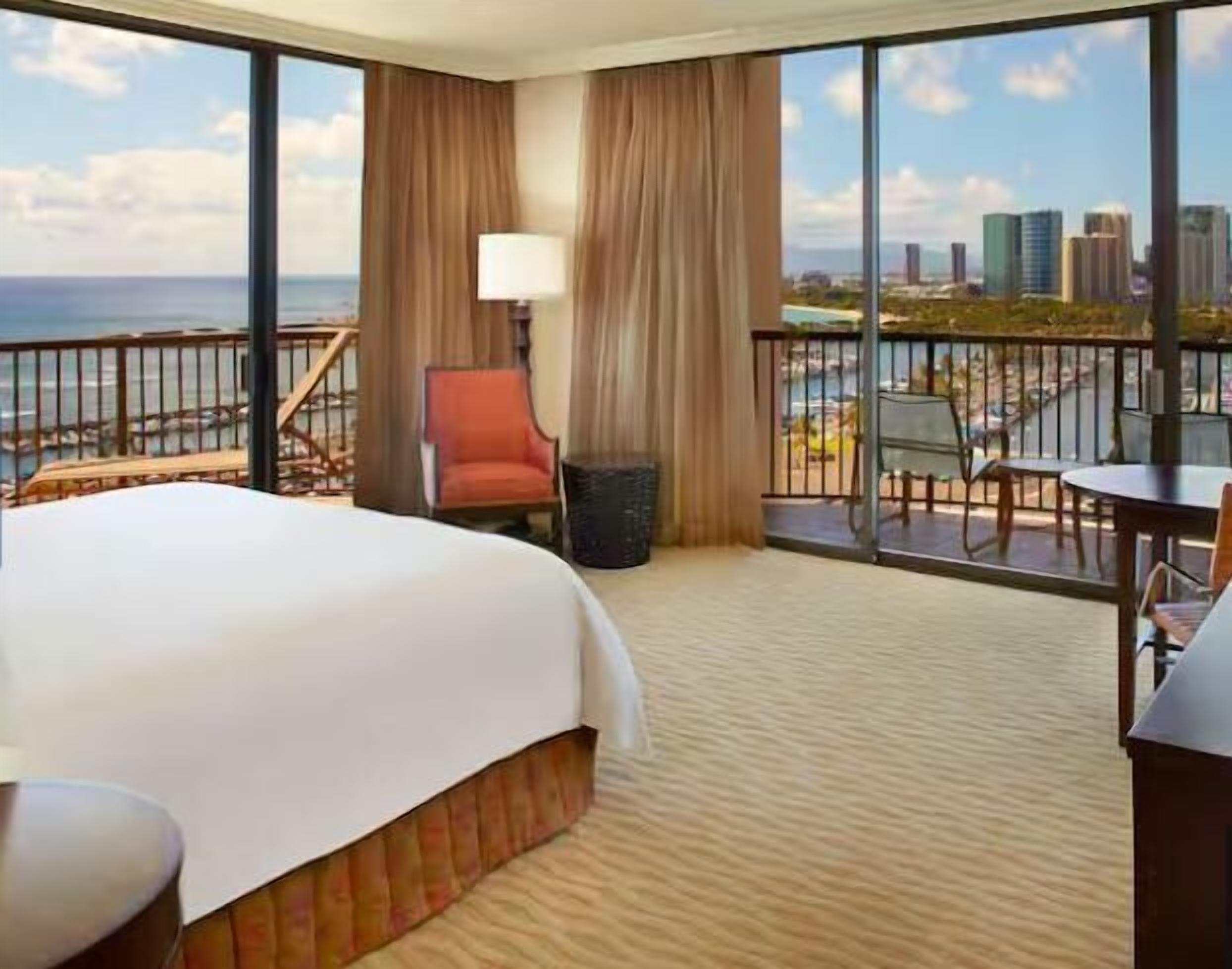 高級寢具、房內夾萬、書桌、手提電腦工作空間