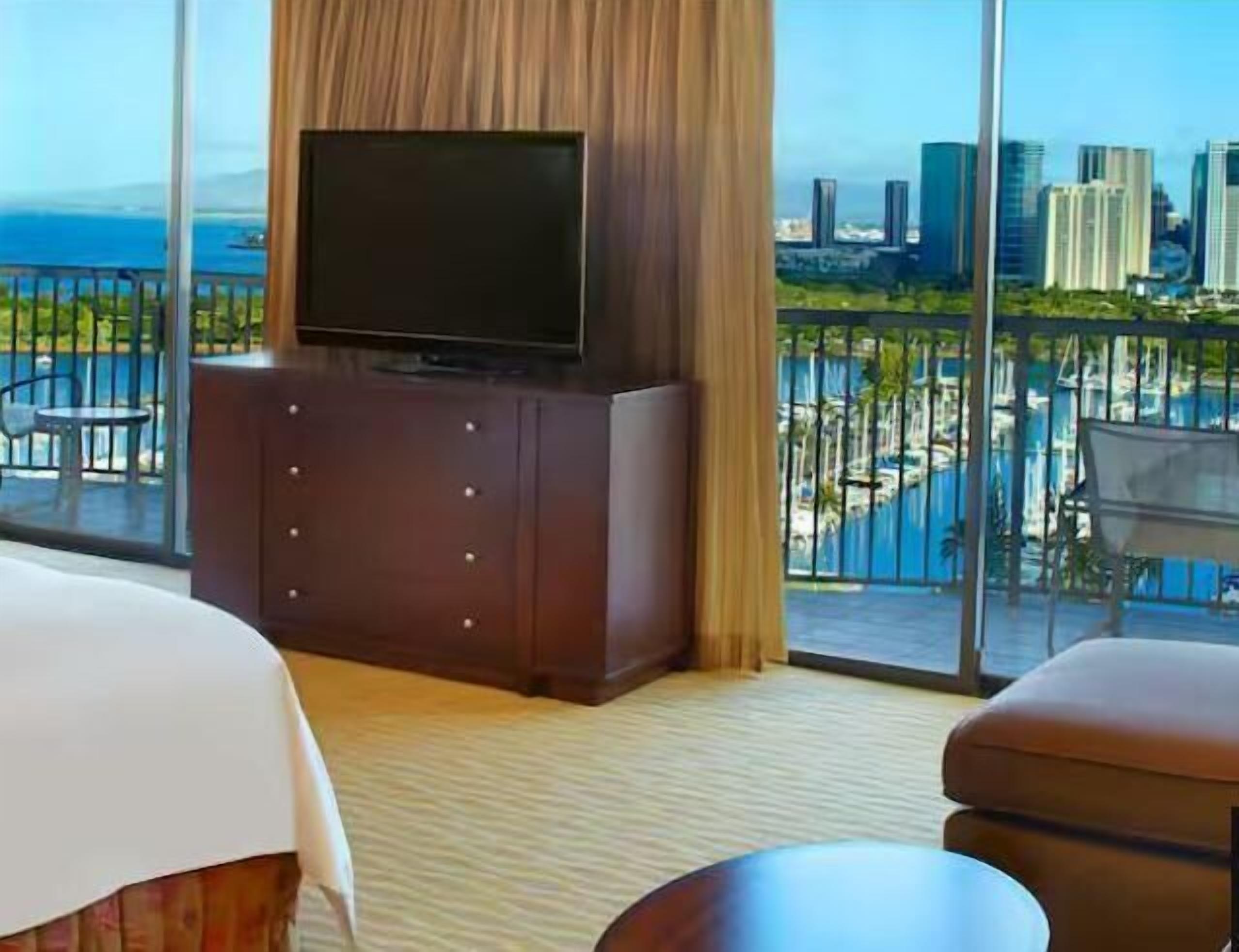 高級寢具、房內夾萬、書桌、手提電腦工作空間