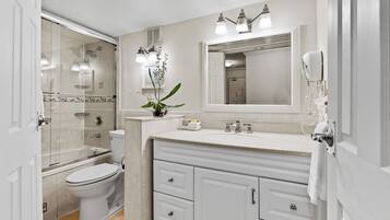 Estudio junior, 1 habitación | Baño | Artículos de higiene personal gratuitos, secador de pelo y toallas