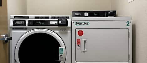 Pesuhuoneessa on Maytag-merkkinen pesukone, Hercules-merkkinen kuivausrumpu ja puhdas nukkasihti.