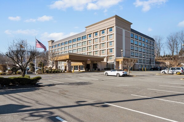Located in the United States, this hotel features a central entrance with a covered area and ample parking.