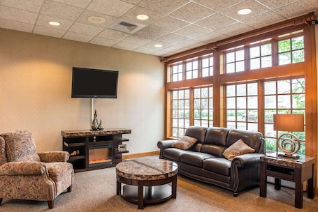 Lobby. Quality Inn Pittsburgh Airport