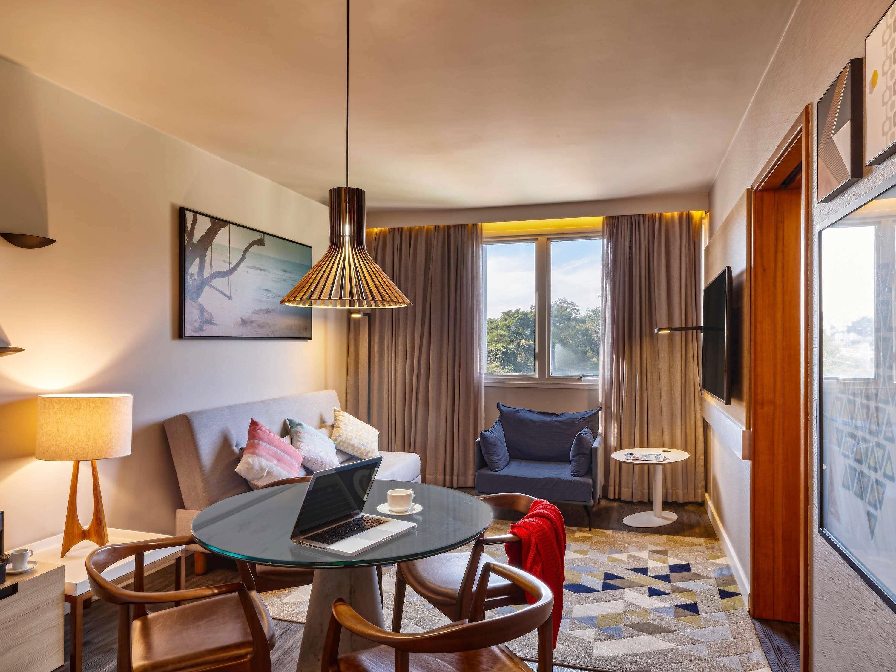 Suite, 1 très grand lit (Master) | Minibar, coffre-fort, bureau, rideaux d’obscurcissement