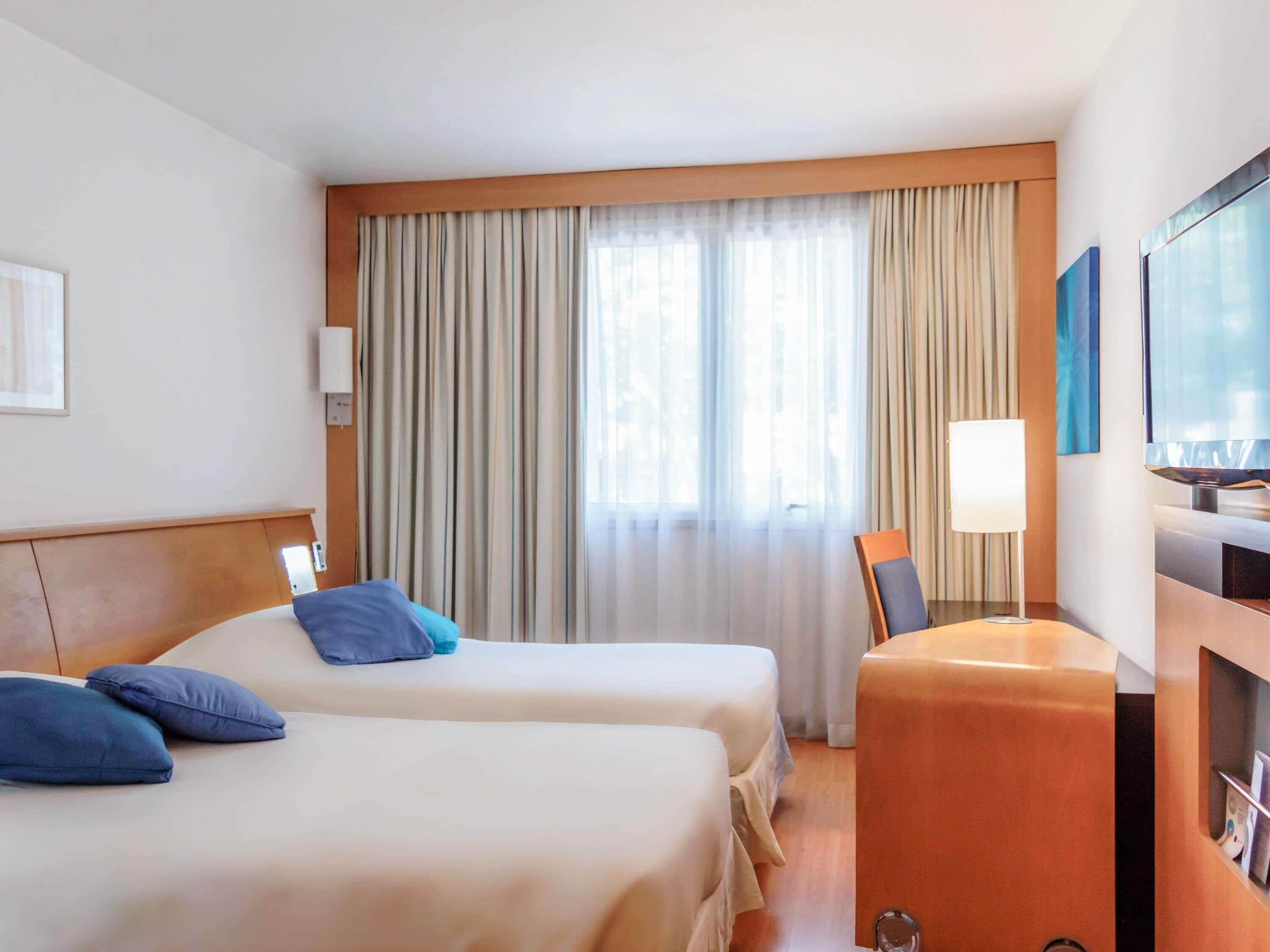 Standard-huoneisto, 2 yhden hengen sänkyä | Minibaari, tallelokero huoneessa, työpöytä, pimennysverhot