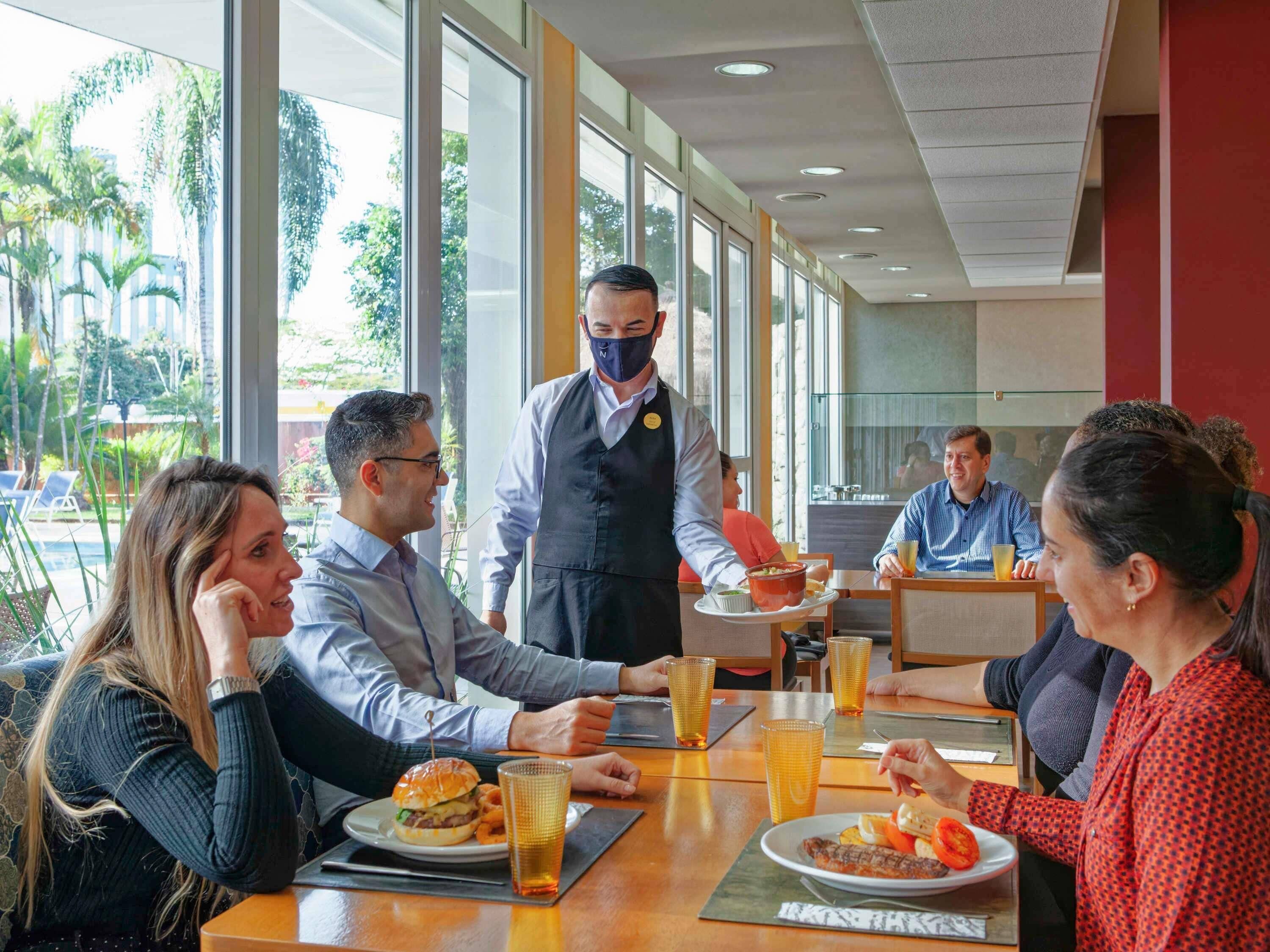 Se sirven desayunos y cocina internacional (con vistas a la piscina) 