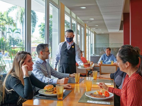Se sirven desayunos y cocina internacional, con vista a la piscina