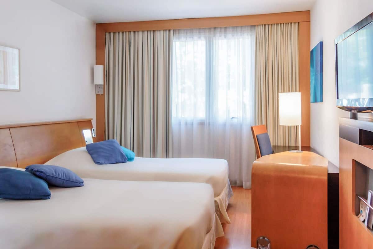 Standard Apartment, 2 Twin Beds | Minibar, in-room safe, desk, blackout drapes
