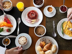 Se sirven desayunos y cocina internacional (con vistas a la piscina) 