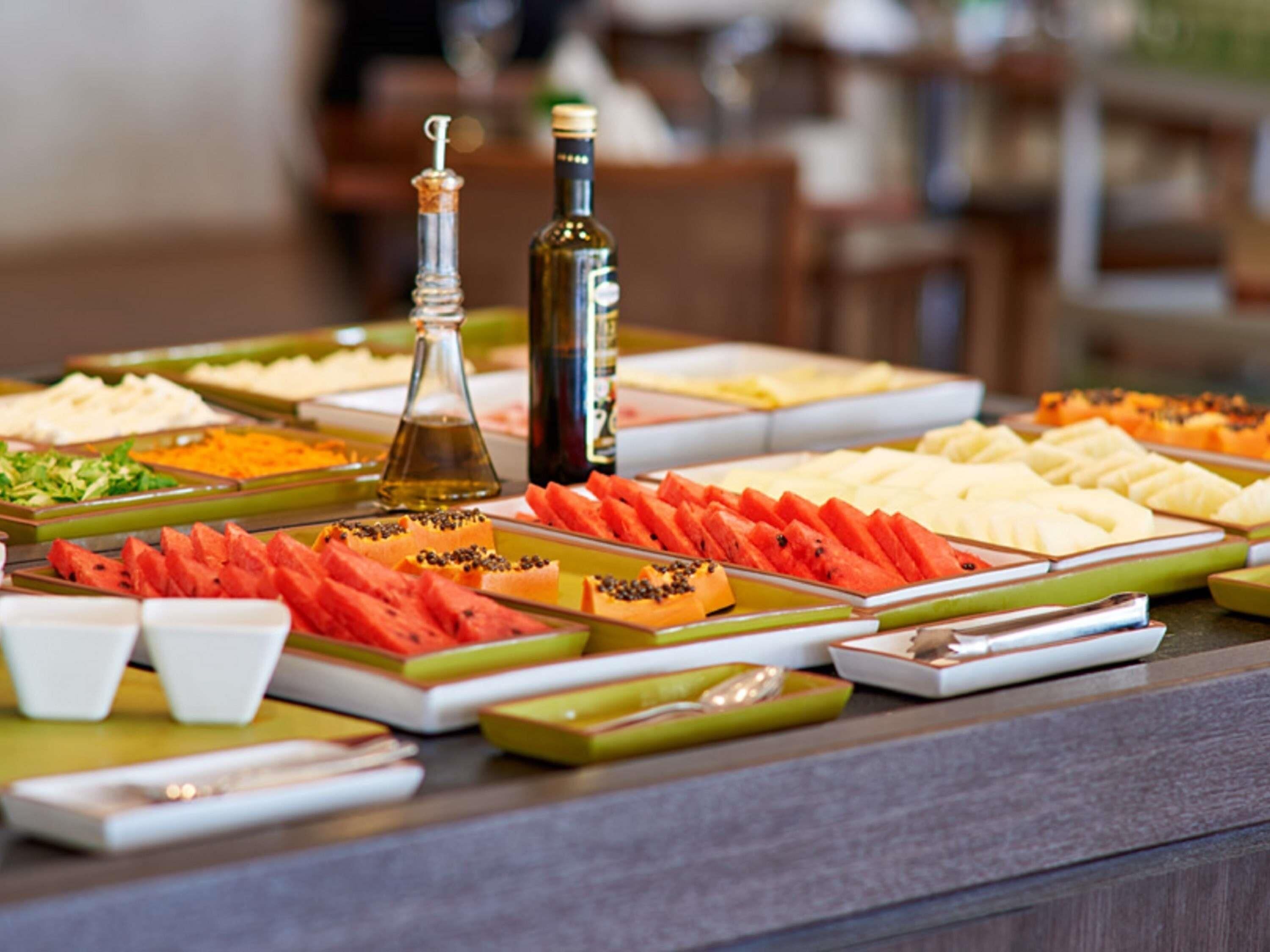 Buffet com diversos alimentos e acompanhamentos.